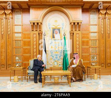 Il principe ereditario saudita Mohammed bin Salman (R) incontra il presidente palestinese Mahmud Abbas durante una riunione di emergenza della Lega araba e dell'Organizzazione della cooperazione islamica (OIC), a Riyadh, in Arabia Saudita, sabato 11 novembre 2023. Il vertice avrebbe dovuto sottolineare le richieste che la guerra di Israele a Gaza finisse prima che la violenza colpisse altri paesi. Foto di via Saudi Press Agency/UPI Foto Stock