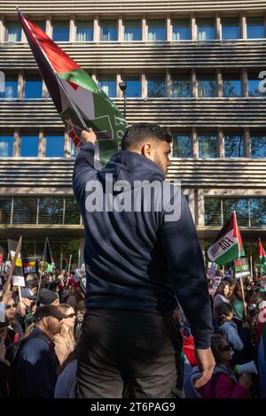 11 novembre 2023. Londra, Regno Unito. I sostenitori pro-palestinesi si riuniscono a Londra e marciano attraverso la città in solidarietà. Immagine: Matthew Wellington/Pathos Foto Stock