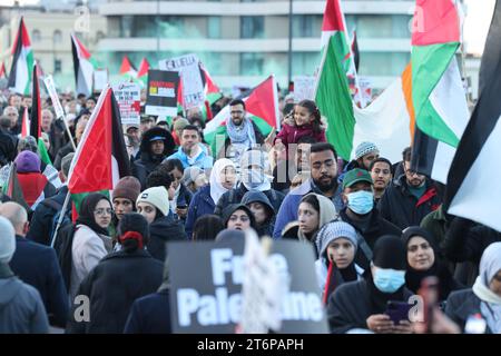 Londra, Regno Unito, 11 novembre 2023. La polizia stimò che 300 000 si unirono alla marcia pro palestinese da Hyde Park, attraverso il ponte Vauxhall verso l'ambasciata americana, con dimostranti che chiedevano un cessate il fuoco a Gaza. La marcia cadde lo stesso giorno dell'Armistizio, ma rimase ben lontana dalle commemorazioni del Cenotafio. Credito : Monica Wells/Alamy Live News Foto Stock