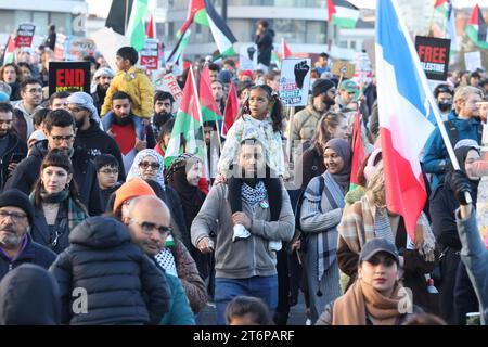 Londra, Regno Unito, 11 novembre 2023. La polizia stimò che 300 000 si unirono alla marcia pro palestinese da Hyde Park, attraverso il ponte Vauxhall verso l'ambasciata americana, con dimostranti che chiedevano un cessate il fuoco a Gaza. La marcia cadde lo stesso giorno dell'Armistizio, ma rimase ben lontana dalle commemorazioni del Cenotafio. Credito : Monica Wells/Alamy Live News Foto Stock