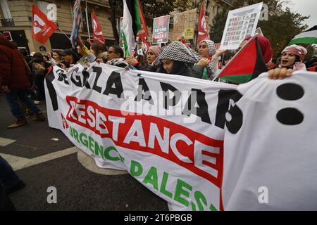 Parigi, Francia. 11 novembre 2023. Dimostrazione per chiedere un cessate il fuoco immediato, per una pace giusta e duratura tra palestinesi e israeliani l'11 novembre 2023 a Parigi, in Francia. Crediti: Bernard Menigault/Alamy Live News Foto Stock