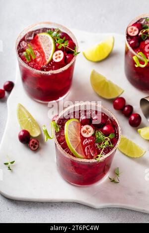 Margarita al calce di mirtillo rosso, ideale per un cocktail invernale natalizio Foto Stock