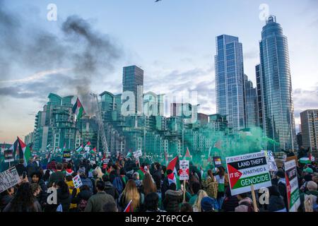 LONDRA/REGNO UNITO 11 NOVEMBRE 2023. Oltre 300.000 persone si unirono alla marcia pro-Palestina nel centro di Londra, che cadde lo stesso giorno delle celebrazioni annuali dell'Armistizio. Aubrey Fagon / Alamy Live News Foto Stock