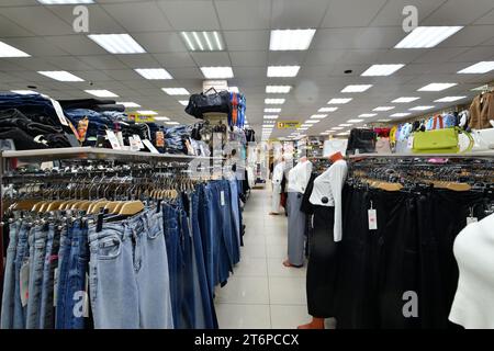 Mosca, Russia - 18 ottobre. 2023. Negozio di abbigliamento scontato a Zelenograd Foto Stock