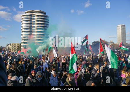 LONDRA/REGNO UNITO 11 NOVEMBRE 2023. Oltre 300.000 persone si unirono alla marcia pro-Palestina nel centro di Londra, che cadde lo stesso giorno delle celebrazioni annuali dell'Armistizio. Aubrey Fagon / Alamy Live News Foto Stock