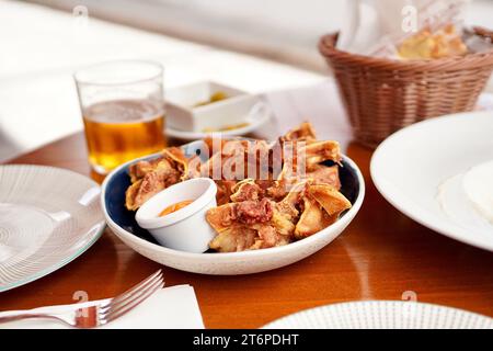 Platone spagnolo, orecchio di maiale fritto (oreja de cerdo Frita) Foto Stock