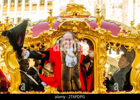 Londra, Regno Unito. 11 novembre 2023. The Lord Mayor's Show 2023 introduce il 695° Lord Mayor di Londra, il consigliere Michael Mainelli del Broad Street Ward. Lo spettacolo risale all'inizio del XIII secolo, quando re Giovanni concesse che la città di Londra potesse nominare il proprio sindaco. Insistette sul fatto che ogni sindaco appena eletto doveva recarsi a Westminster e giurare fedeltà alla Corona. I Sindaci stanno facendo questo viaggio da oltre 800 anni. Crediti: Guy Bell/Alamy Live News Foto Stock