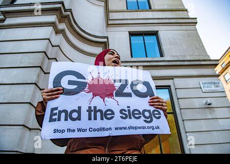 Londra, Regno Unito. 11 novembre 2023. Una donna grida mentre 300.000 sostenitori della Palestina marciano attraverso Londra per protestare contro la guerra in Medio Oriente Foto Stock