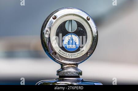 VBZ Saurer autobus Emblem der firma Saurer im thurgauischen Arbon. während dem Jubliäumsanlass 175 Jahre Eisenbahn in der Schweiz fährt vom Zürcher Hauptbahnhof zum Zürich Zoo auch ein 1930 erbauter VBZ Saurer 4BLPO 9. Stand ab 1935 im Autobusbetrieb der Städtischen Strassenbahn Zürich. Zürich, Schweiz, 21.05.2022 *** autobus VBZ Saurer emblema della società Saurer ad Arbon, in Turgovia, durante i festeggiamenti per il 175° anniversario delle ferrovie svizzere, un Saurer 4BLPO 9 VBZ costruito nel 1930 viaggia anche dalla stazione principale di Zurigo allo zoo di Zurigo e' stato in servizio di autobus con la funivia municipale di Zurigo dal 1 Foto Stock