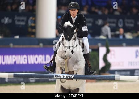 Henrik von Eckermann (SWE) in sella a Calizi in azione durante il CSI5* - Concorso Internazionale NÂ°5 presentato da Crivelli - Verona saltando al 125° Fieracavalli l'11 novembre 2023, Verona, Italia. Foto Stock