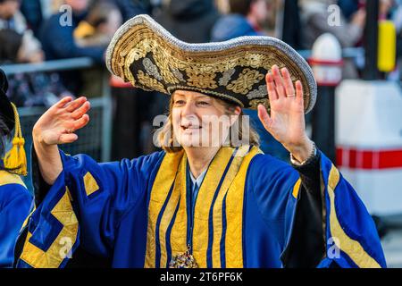 Londra, Regno Unito. 11 novembre 2023. The Lord Mayor's Show 2023 introduce il 695° Lord Mayor di Londra, il consigliere Michael Mainelli del Broad Street Ward. Lo spettacolo risale all'inizio del XIII secolo, quando re Giovanni concesse che la città di Londra potesse nominare il proprio sindaco. Insistette sul fatto che ogni sindaco appena eletto doveva recarsi a Westminster e giurare fedeltà alla Corona. I Sindaci stanno facendo questo viaggio da oltre 800 anni. Crediti: Guy Bell/Alamy Live News Foto Stock