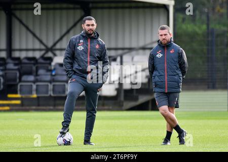 Swansea, Galles. 11 novembre 2023. Ryan Davies (a sinistra) e Oliver Jefferies allenatori di Swansea City Under 18 durante il match Under 18 Professional Development League tra Swansea City e Millwall alla Swansea City Academy di Swansea, Galles, Regno Unito, l'11 novembre 2023. Crediti: Duncan Thomas/Majestic Media/Alamy Live News. Foto Stock