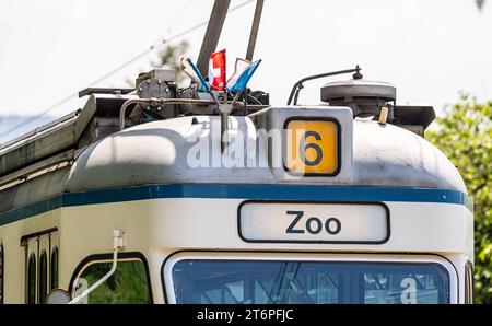 Mirage tram Das tram VBZ BE 4/6 1674, auch genannt Mirage wurde 1968 an die Verkehrsbetriebe Zürich VBZ abgeliefert. Hier steht es beim Jubiläumsanlass 175 Jahre Eisenbahn in der Schweiz auf der Linie 6 zwiwschen Hauptbahnhof Zürich und Zürich Zoo im Einsatz. Zürich, Schweiz, 21.05.2022 *** Mirage tram il tram VBZ BE 4 6 1674, noto anche come Mirage, è stato consegnato alla compagnia di trasporti VBZ di Zurigo nel 1968 qui è in servizio sulla linea 6 tra la stazione principale di Zurigo e lo zoo di Zurigo in occasione del 175° anniversario delle ferrovie svizzere Zurigo, Svizzera, 21 05 2022 Foto Stock