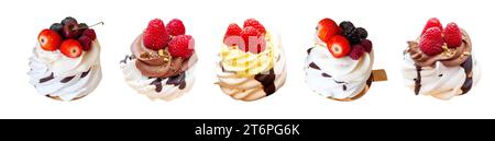 Mini pavlova alla vaniglia e al cioccolato con panna montata decorata con frutti di bosco freschi, isolata su fondo bianco, png. Foto Stock
