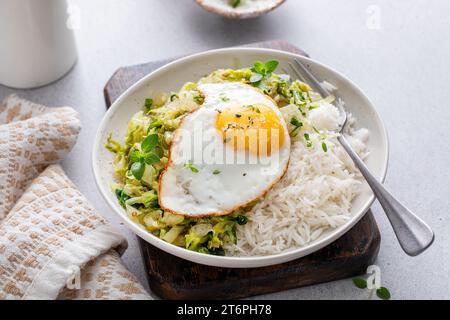 Ciotola di riso con cavolo saltato e uova fritte, pranzo o colazione salutari Foto Stock