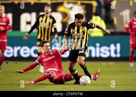 ARNHEM - (l-r) Oliver Johansen Braude del SC Heerenveen, Million Manhoef del Vitesse durante l'Eredivisie match olandese tra Vitesse e SC Heerenveen al Gelredome l'11 novembre 2023 ad Arnhem, Paesi Bassi. ANP JEROEN PUTMANS Foto Stock