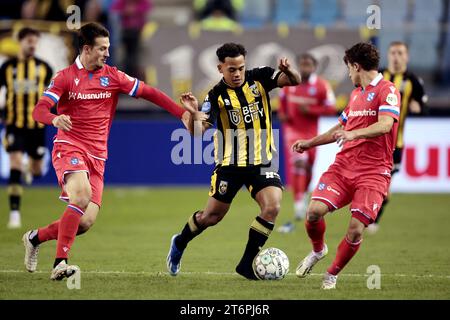 ARNHEM - (l-r) Simon Olsson del SC Heerenveen, Million Manhoef del Vitesse, Mats Kohlert del SC Heerenveen durante il match olandese Eredivisie tra Vitesse e SC Heerenveen al Gelredome l'11 novembre 2023 ad Arnhem, Paesi Bassi. ANP JEROEN PUTMANS Foto Stock