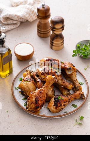 Cosce di pollo arrosto con aglio ed erbe aromatiche servite con ranch Foto Stock