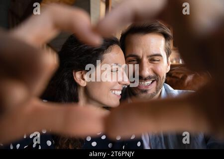 Da vicino la felice coppia millenaria che fa gesto cardiaco, scatta selfie Foto Stock
