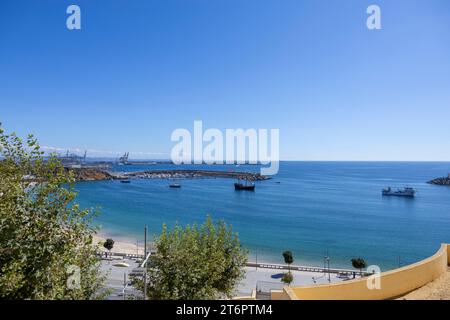 Vista della baia di sines e del porto nella città di Sines, nel sud del Portogallo Foto Stock