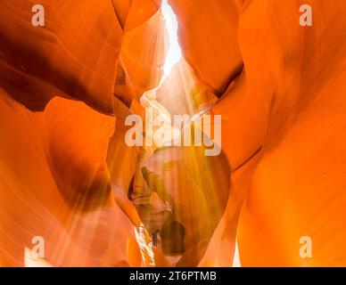 Flicker di luce attraverso il passaggio del canyon nel Lower Antelope Canyon, Page, Arizona Foto Stock