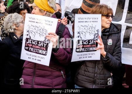 11 novembre 2023, Londra, Regno Unito. Centinaia di migliaia di persone marciano attraverso il centro di Londra per protestare contro il continuo bombardamento di Gaza da parte di Israele. Gli organizzatori della manifestazione, la Palestina Solidarity Campaign, chiedono un cessate il fuoco immediato. Nella foto: I membri della diaspora ebraica del Regno Unito si uniscono alla marcia pro-Palestina per protestare contro le azioni di Israele a Gaza. Foto Stock