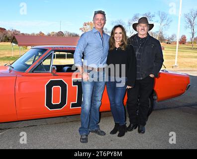 I duchi di Hazzard con John Schneider, Catherine Bach e Tom Wopat si riuniscono al Gallatin Comic con 2023 tenutosi al Gallatin Civic Center l'11 novembre 2023 a Gallatin, Tennessee. © Tammie Arroyo / AFF-USA.com Foto Stock