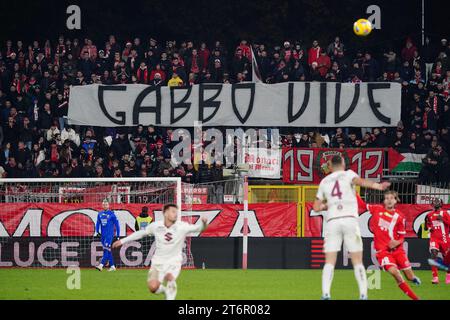 Coreografia dei tifosi dell'AC Monza curva Davide Pieri: 'GABBO VIVE' durante il campionato italiano di serie A partita di calcio tra AC Monza e Torino FC l'11 novembre 2023 allo stadio U-Power di Monza, Italia. Credito: Luca Rossini / e-Mage Foto Stock