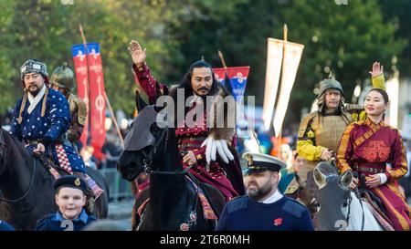 Londra, Regno Unito. 11 novembre 2023. Gli artisti del gruppo teatrale Mongol Khan prendono parte allo spettacolo del Lord Mayor, la processione civica più antica e grandiosa del mondo. Per oltre 800 anni, il neoeletto Lord Mayor di Londra si fa strada dalla City alla lontana Westminster per giurare fedeltà alla Crown Credit: Stephen Chung / Alamy Live News Foto Stock