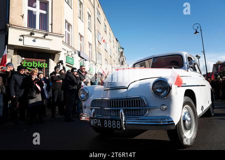 Una vecchia auto guida attraverso le strade della città durante la Parata del 21° giorno dell'indipendenza a Danzica. In occasione del 105° anniversario dell'indipendenza della Polonia, a Danzica si tenne una parata, che riunì residenti e visitatori della città. Come ogni anno, una processione di persone vestite in costumi d'epoca, giovani delle scuole e organizzazioni di reenattori passava attraverso la città. La sfilata ha attirato circa 30.000 persone. L'evento è stato una festa molto gioiosa, aperta e tollerante. (Foto di Agnieszka Pazdykiewicz / SOPA Images/Sipa USA) Foto Stock