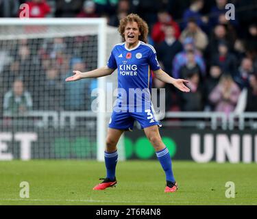 I gesti Wout Faes di Leicester City all'arbitro durante la partita del campionato Sky Bet tra Middlesbrough e Leicester City al Riverside Stadium di Middlesbrough sabato 11 novembre 2023. (Foto: Mark Fletcher | notizie mi) Foto Stock