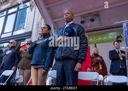 (NEW) Veteran's Day Parade che si tiene a New York City. 11 novembre 2023, New York, New York, USA: Il sindaco di New York Eric Adams (R) e il primo vice Commissario Tania Kinsella (L) partecipano all'annuale Veterans Day Parade l'11 novembre 2023 a New York City. Adams ha recentemente fatto sequestrare il suo telefono e iPad dall'FBI mentre indagano sui finanziamenti della campagna nella sua amministrazione. Centinaia di persone hanno percorso la 5th Avenue per assistere alla più grande parata del Veterans Day degli Stati Uniti. L'evento di quest'anno comprendeva veterani, soldati attivi, agenti di polizia, vigili del fuoco e decine di gruppi scolastici che partecipavano alla pari Foto Stock