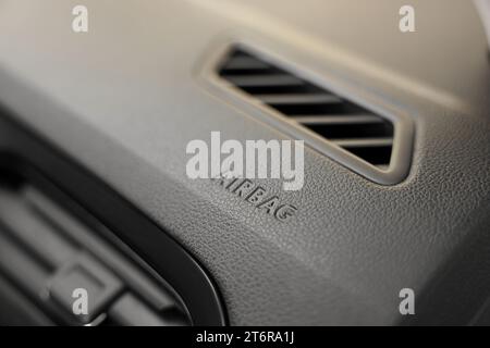 Segnale airbag di sicurezza sul cruscotto in auto, primo piano Foto Stock