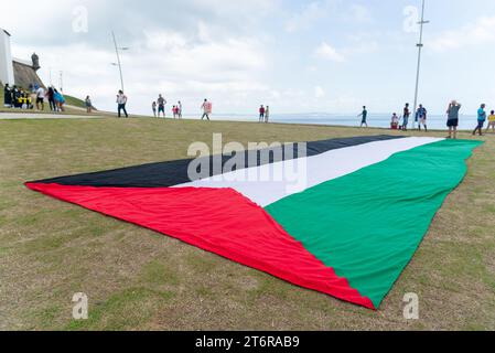 Salvador, Bahia, Brasile - 11 novembre 2023: Grande bandiera palestinese sul pavimento del faro di barra nella città di Salvador, Bahia. Foto Stock