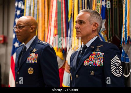 3 novembre 2023 - Arlington, Virginia, Stati Uniti - Presidente dei Joints Chiefs of staff Gen. CQ Brown Jr. E il quarto Senior Enlisted Advisor del Presidente del Ramon 'CZ' Colon-Lopez sono all'attenzione durante la cerimonia di cambio di comando del SEAC presso Joint base Myer-Henderson Hall, Arlington, Va., 2 novembre 2023. (Immagine di credito: © Cesar J. Navarro/U.S. Air Force/ZUMA Press Wire) SOLO USO EDITORIALE! Non per USO commerciale! Foto Stock