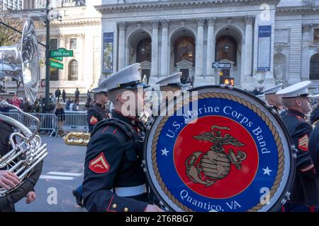 (NEW) Veteran's Day Parade che si tiene a New York City. 11 novembre 2023, New York, New York, USA: I membri dei Marines statunitensi partecipano all'annuale Veterans Day Parade l'11 novembre 2023 a New York City. Centinaia di persone hanno percorso la 5th Avenue per assistere alla più grande parata del Veterans Day degli Stati Uniti. Questo evento di quest'anno comprendeva veterani, soldati attivi, agenti di polizia, vigili del fuoco e dozzine di gruppi scolastici che partecipavano alla sfilata che onora gli uomini e le donne che hanno servito e sacrificato per il paese. (Credito: M10s / TheNews2) Foto Stock