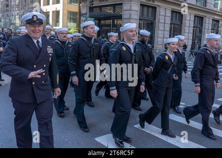 (NEW) Veteran's Day Parade che si tiene a New York City. 11 novembre 2023, New York, New York, USA: Ufficiali e marinai DELLA MARINA partecipano all'annuale Veterans Day Parade l'11 novembre 2023 a New York. Centinaia di persone hanno percorso la 5th Avenue per assistere alla più grande parata del Veterans Day degli Stati Uniti. Questo evento di quest'anno comprendeva veterani, soldati attivi, agenti di polizia, vigili del fuoco e dozzine di gruppi scolastici che partecipavano alla sfilata che onora gli uomini e le donne che hanno servito e sacrificato per il paese. (Credito: M10s / TheNews2) Foto Stock