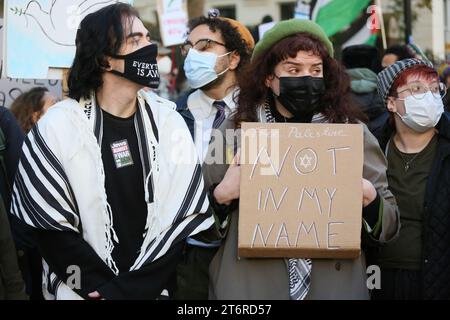 Londra, Regno Unito. 11 novembre 2023. Più di un milione di manifestanti scendono per le strade della città chiedendo un cessate il fuoco della guerra a Gaza che marcia verso l'ambasciata americana attraverso il ponte Vauxhall. Musulmani, ebrei e cristiani si unirono alla marcia che aveva corteggiato le critiche di Suella Braverman; Segretario di Stato, a causa del giorno dell'armistizio. Diversi manifestanti hanno detto quale giorno migliore per marciare per la pace. I contrautori di estrema destra hanno cercato di raggiungere la marcia dopo essersi scontrati con la polizia al Cenotafio. Londra, Regno Unito. Credito: Barbara Cook/Alamy Live News Foto Stock