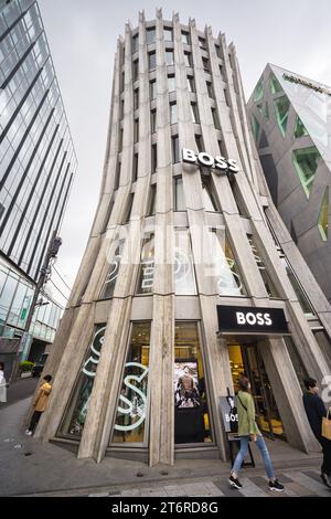 Tokyo, Giappone - 8 aprile 2023: Edificio Keyaki contemporaneo con BOSS store in via Omotesando Foto Stock