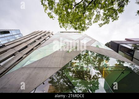 Tokyo, Giappone - 8 aprile 2023: Edificio Keyaki contemporaneo con negozio bottega Veneta in via Omotesando Foto Stock