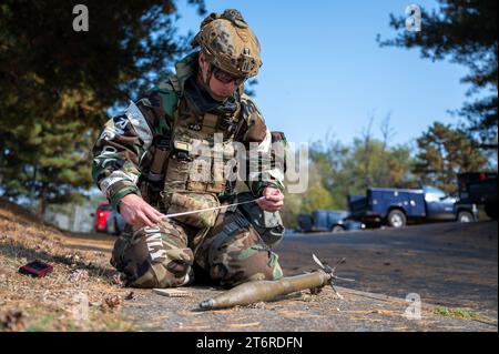 31 ottobre 2023 - Osan Air base, Corea del Sud - U.S. Air Force staff Sgt. Carson Hudson, 51st Civil Engineer Squadron Explosive Ordnance Disposal team leader, misura un ordigno inesploso simulato durante vigilant Defense 24 presso Osan Air base, Corea del Sud, 31 ottobre 2023. VD24 è un evento di addestramento di routine che mette alla prova le capacità militari in tutta la penisola, consentendo l'addestramento combinato e congiunto sia a livello operativo che tattico. (Immagine di credito: © Thomas Sjoberg/U.S. Air Force/ZUMA Press Wire) SOLO USO EDITORIALE! Non per USO commerciale! Foto Stock