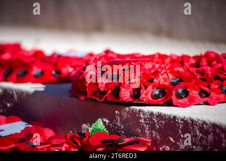 I Poppy wreathes furono esposti al giorno dell'armistizio del 2023 al Cenotafio di Whitehall. La cerimonia del giorno della memoria si è tenuta a Cenotafio su Whitehall con due minuti di silenzio e posa di fiori. Foto Stock