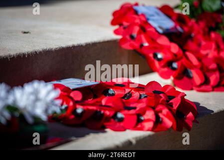 I Poppy wreathes furono esposti al giorno dell'armistizio del 2023 al Cenotafio di Whitehall. La cerimonia del giorno della memoria si è tenuta a Cenotafio su Whitehall con due minuti di silenzio e posa di fiori. Foto Stock