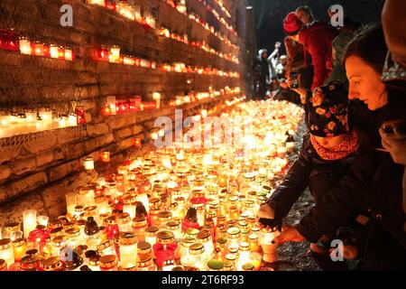 (231112) -- LETTONIA, 12 novembre 2023 (Xinhua) -- le persone si riuniscono per accendere le candele durante un evento in occasione del Lettone Freedom Fighters Remembrance Day, o Lacplesis Day, a riga, Lettonia, 11 novembre, 2023. (foto di Edijs Palens/Xinhua) Foto Stock