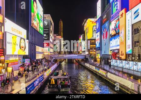 Osaka, Giappone - 13 aprile 2023: Area di Dotonbori presso il canale Dotonbori di notte. Conosciuta come una delle principali aree turistiche e della vita notturna di Osaka, l'area Foto Stock