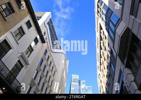 Gli edifici vicino all'estremità nord di Rue Neuve (Nieuwstraat) - Bruxelles Belgio - 24 ottobre 2023 Foto Stock