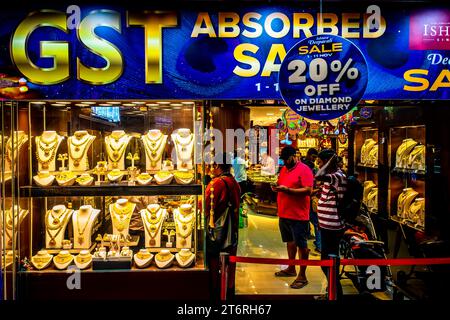 La celebrazione annuale indù del trionfo della luce sull'oscurità divertimento, festeggiamenti e una gamma di luci e colori scintillanti a Little India. Foto Stock