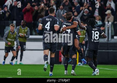 Gleison Bremer della Juventus FC festeggia con i suoi compagni di squadra dopo aver segnato un gol durante la partita di serie A 2023/24 tra Juventus FC e Cagliari calcio allo stadio Allianz. Punteggio finale; Juventus 2 | 1 Cagliari. Foto Stock