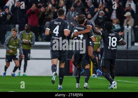 Gleison Bremer della Juventus FC festeggia con i suoi compagni di squadra dopo aver segnato un gol durante la partita di serie A 2023/24 tra Juventus FC e Cagliari calcio allo stadio Allianz. Punteggio finale; Juventus 2 | 1 Cagliari. (Foto di Fabrizio Carabelli / SOPA Images/Sipa USA) Foto Stock