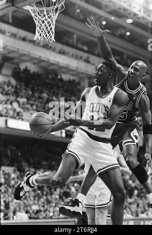 Boston Celtics e Chicago Bulls stagione 1995 durante Reggie Lewis Night game action con Celtics Dominique Wilkins (a sinistra) e Bulls Michael Jordan (a destra) nel Boston Garden Boston ma USA foto di Bill belknap 22 marzo 1995 Foto Stock